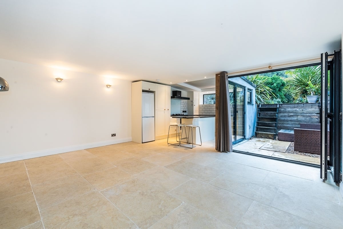 Flat Larkhall Rise in Greater London