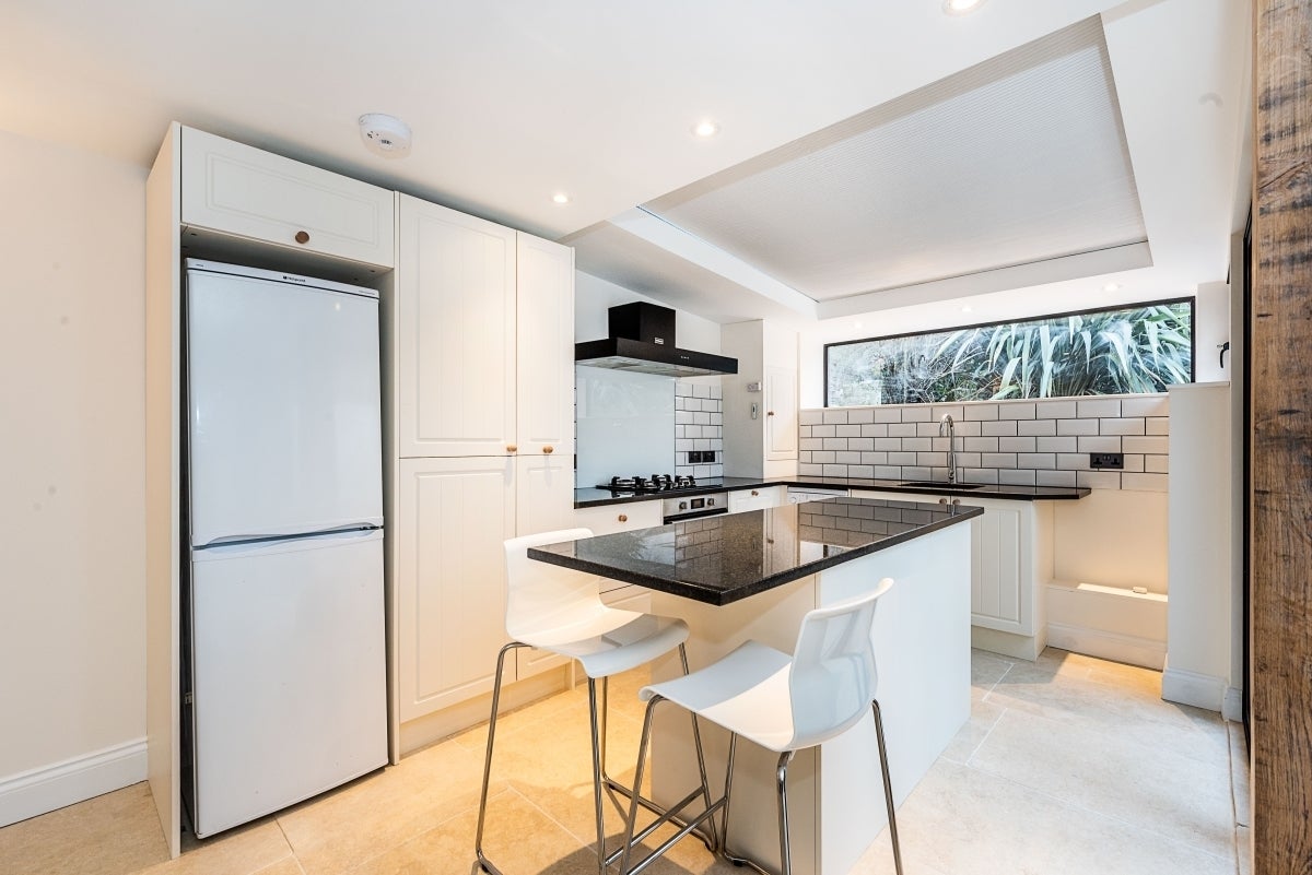 Flat Larkhall Rise in Greater London