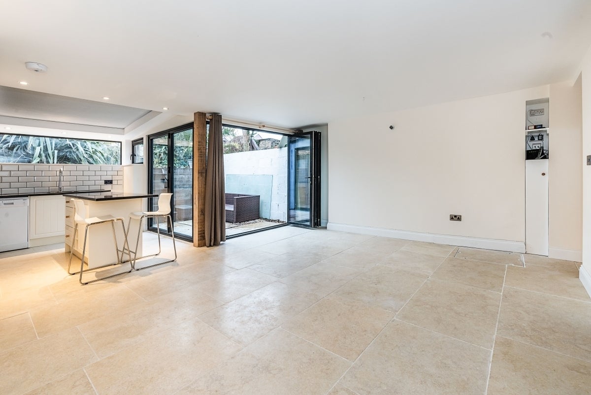 Flat Larkhall Rise in Greater London