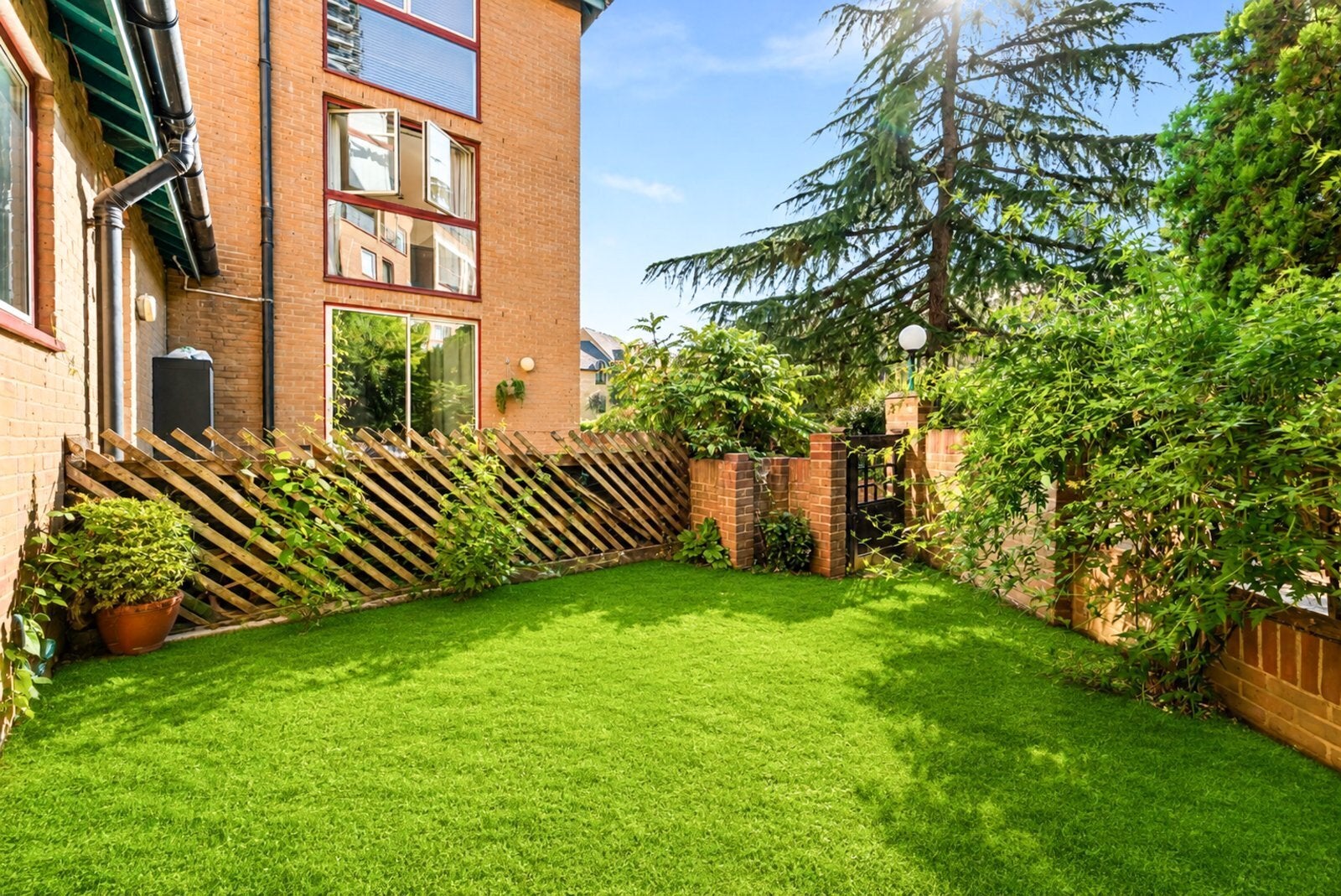 Flat Tamarind Yard in Greater London