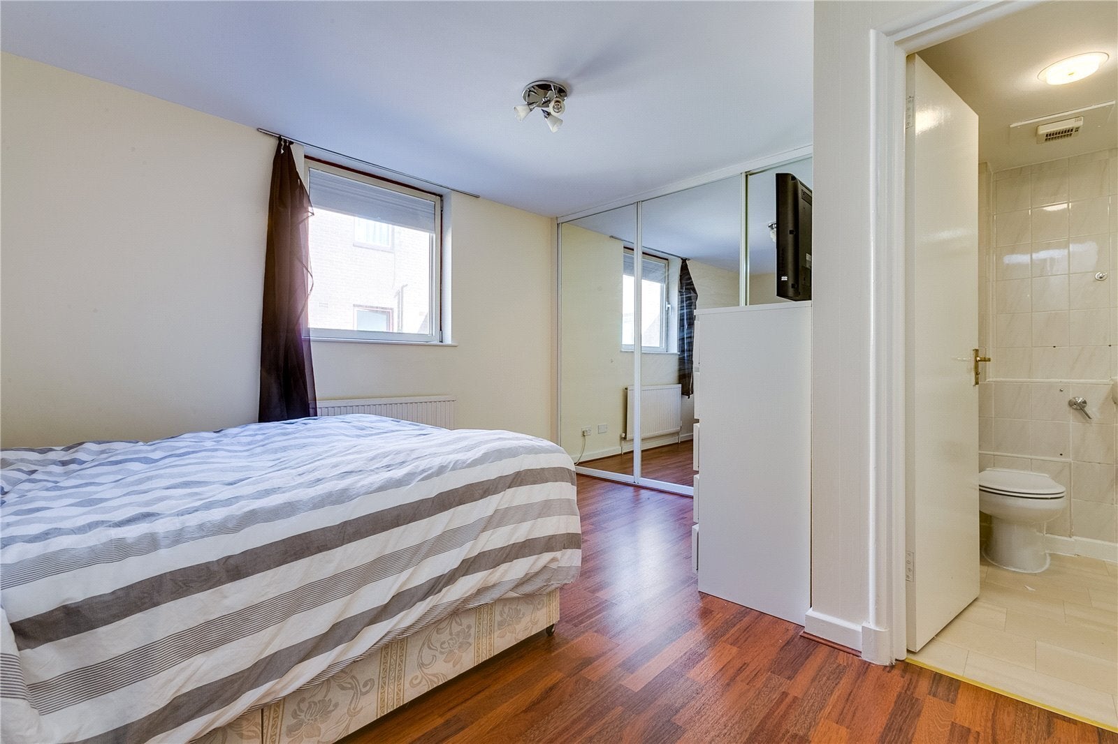 Flat Tamarind Yard in Greater London