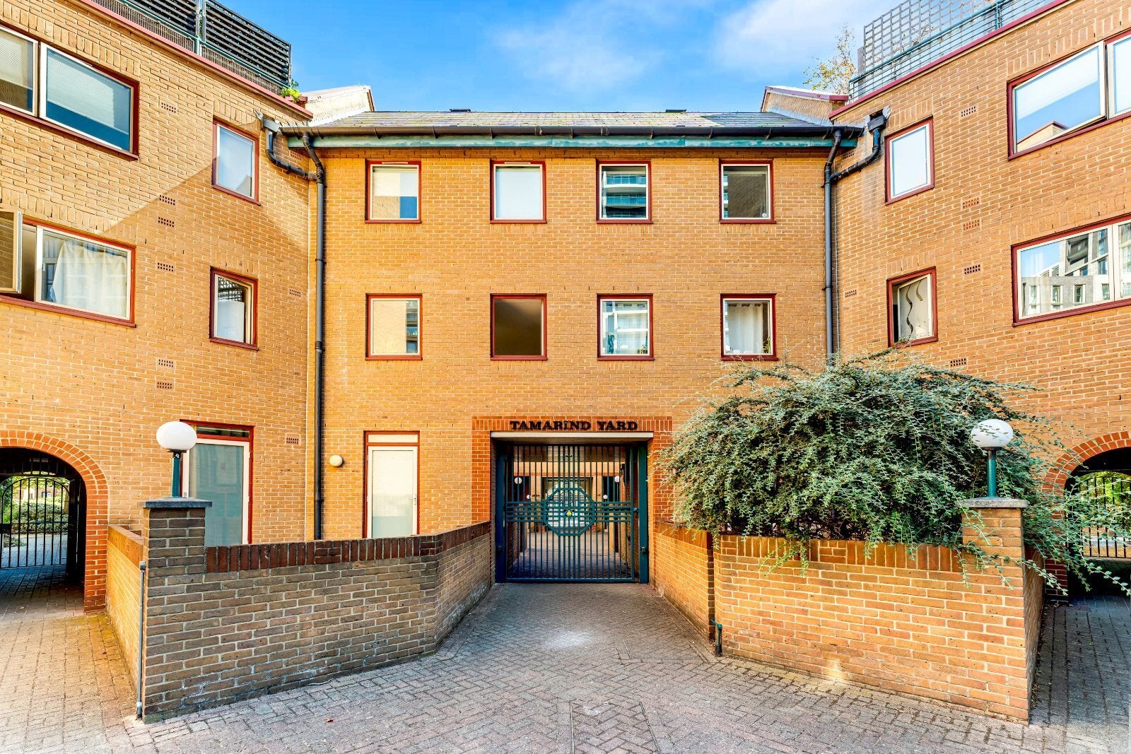 Flat Tamarind Yard in Greater London