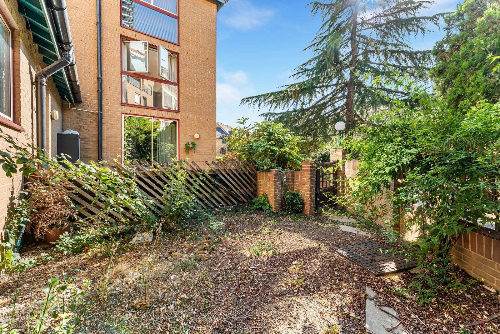 Flat Tamarind Yard in Greater London