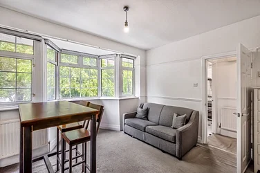Flat Whitehall Park in Greater London