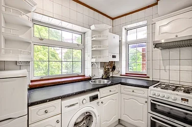 Flat Whitehall Park in Greater London