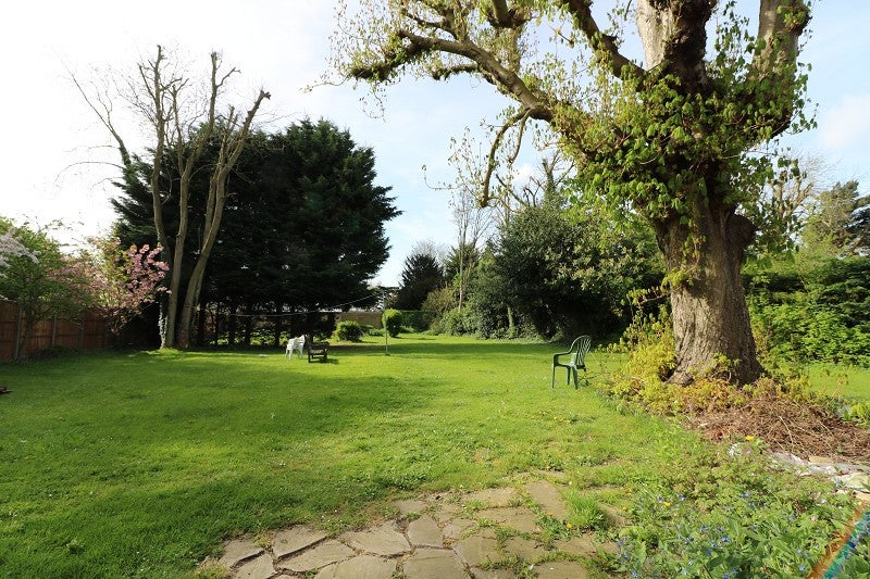 Flat Pitshanger Lane in Greater London