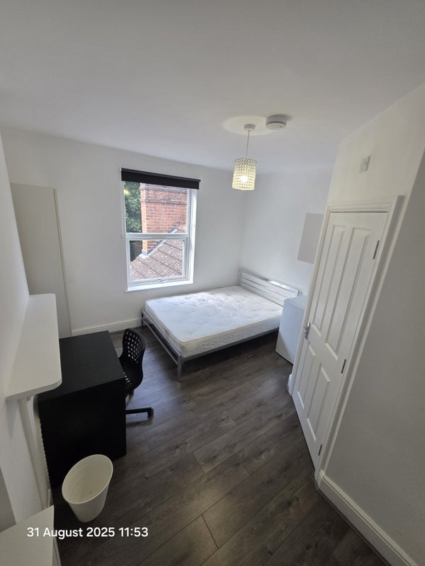 Room Harborne Park Road in Birmingham