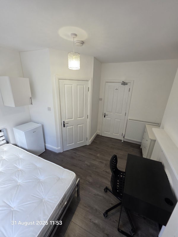 Room Harborne Park Road in Birmingham