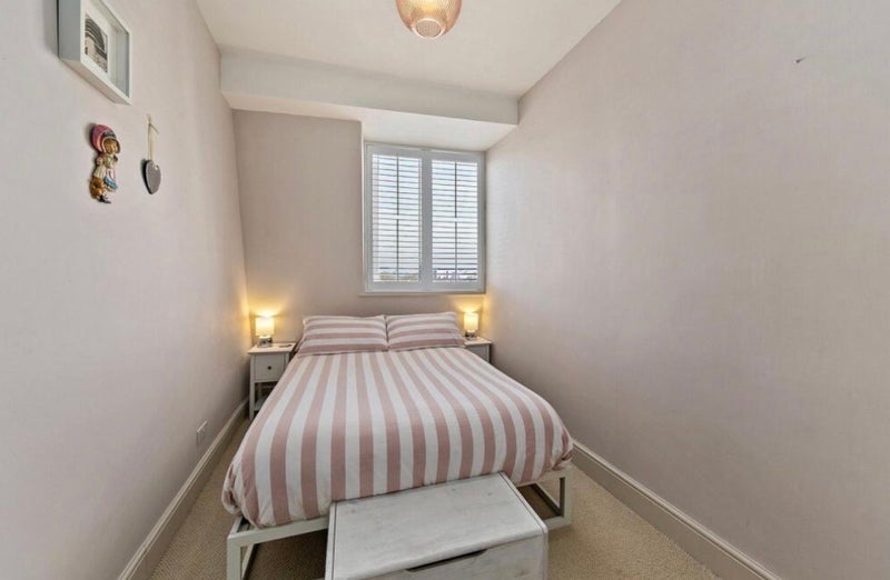 Room Upper Richmond Road West in Greater London