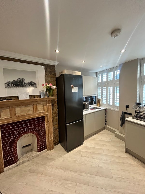 Room Upper Richmond Road West in Greater London