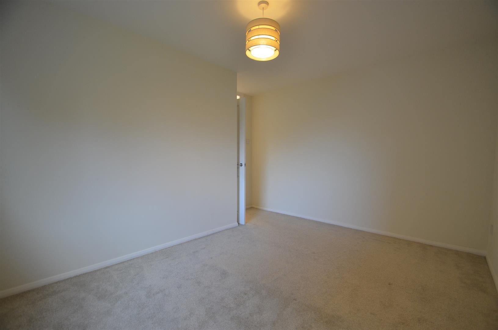 Flat Aylsham Drive in Greater London