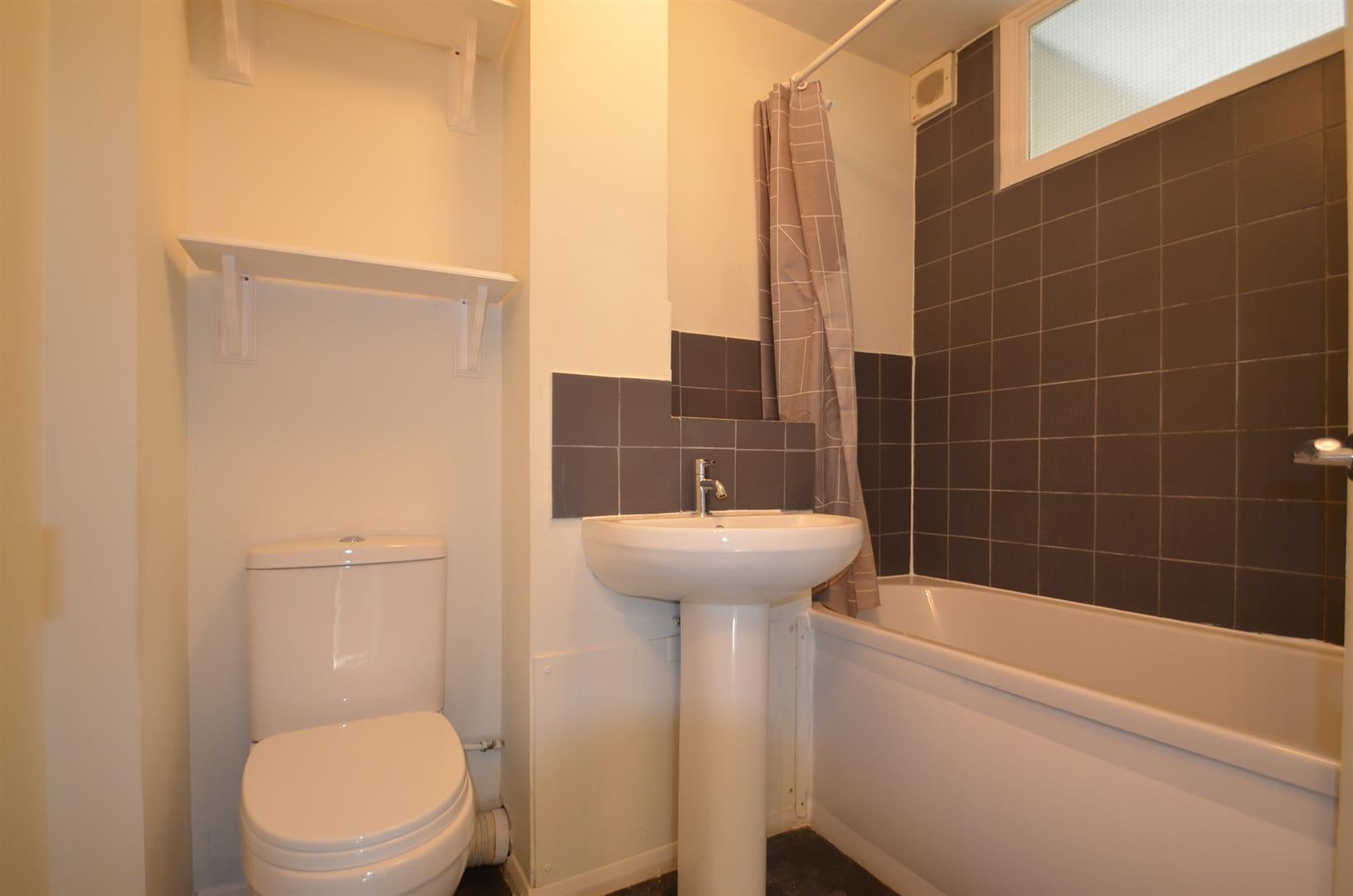 Flat Aylsham Drive in Greater London