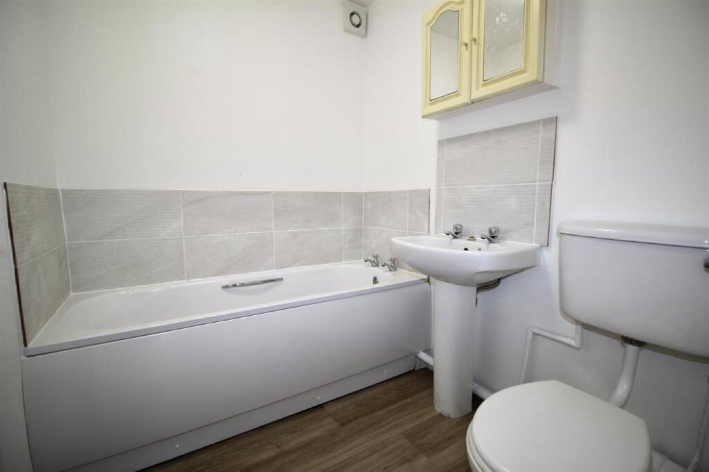 Flat Linwood Crescent in Greater London