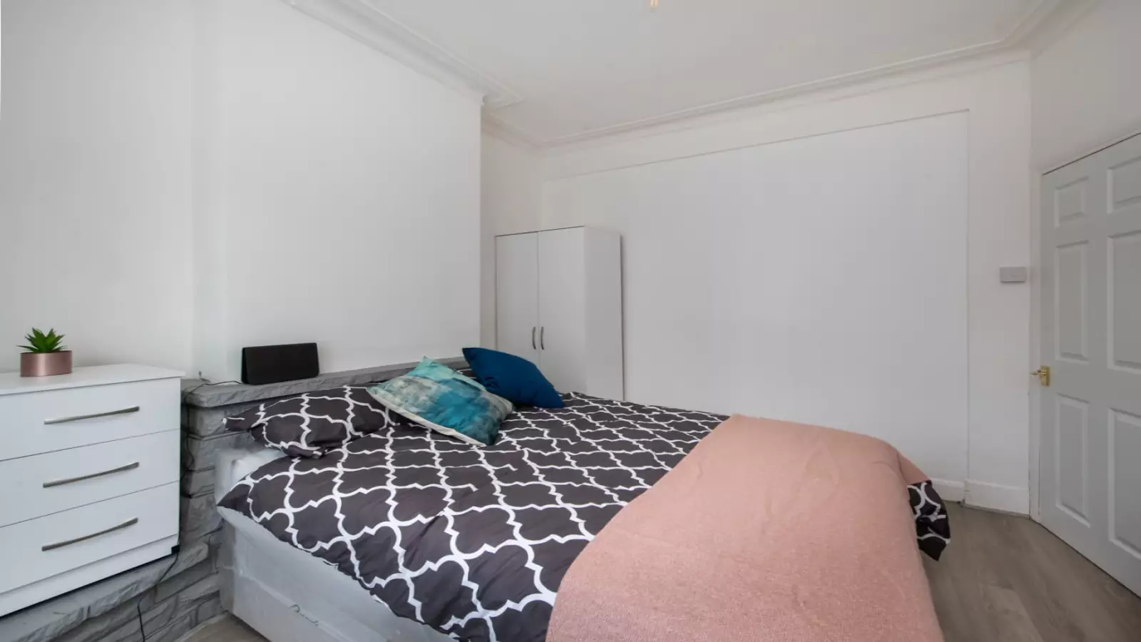 Flat Albert Road in Greater London