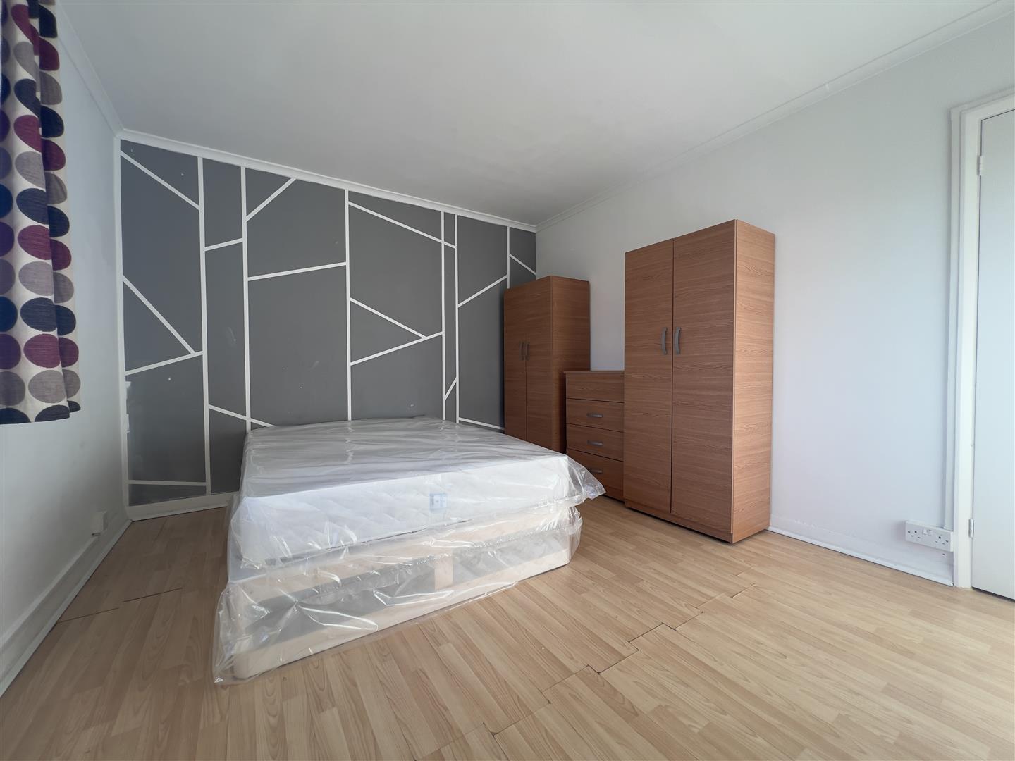 Flat Croyde Avenue in Greater London