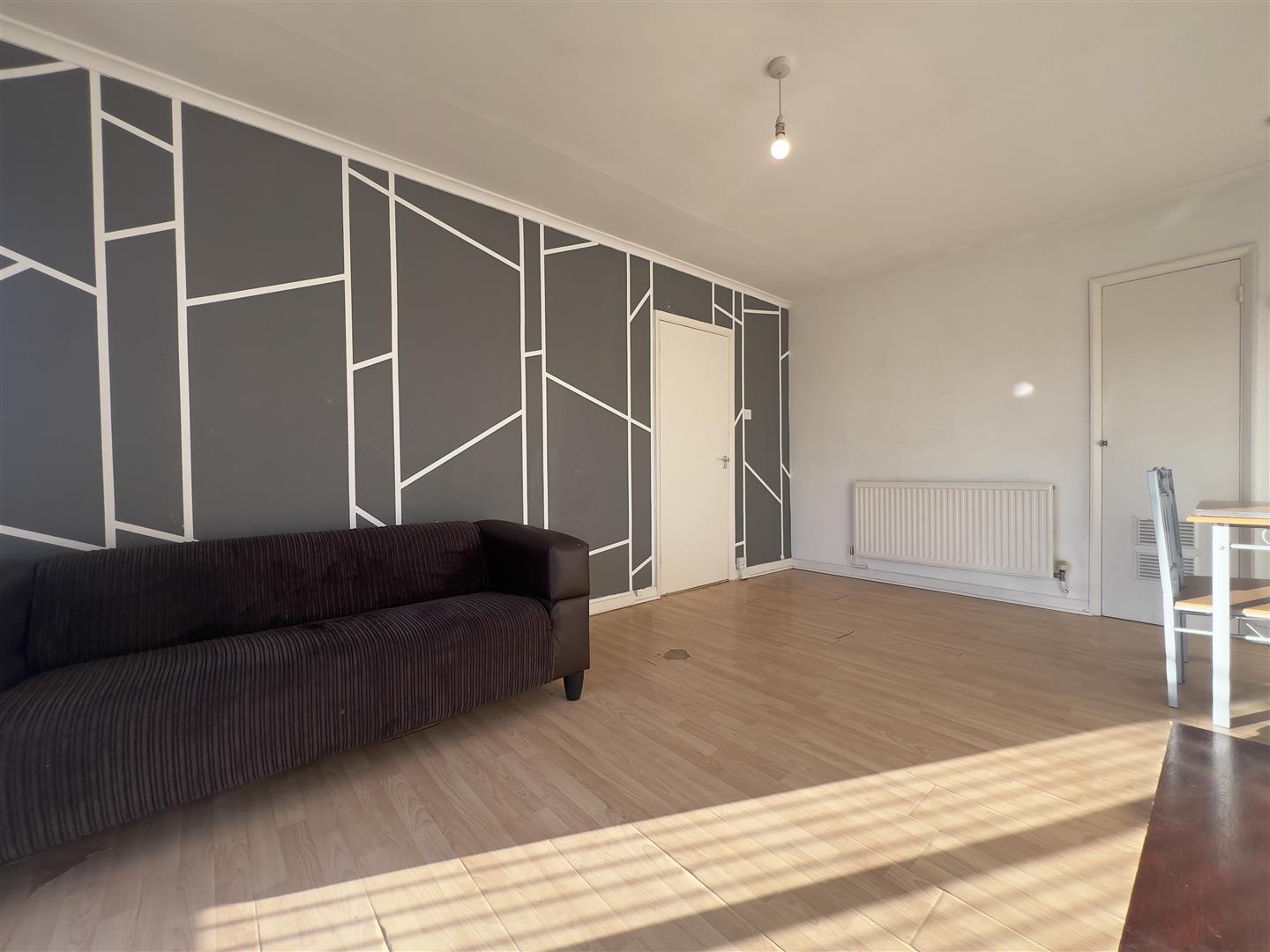 Flat Croyde Avenue in Greater London