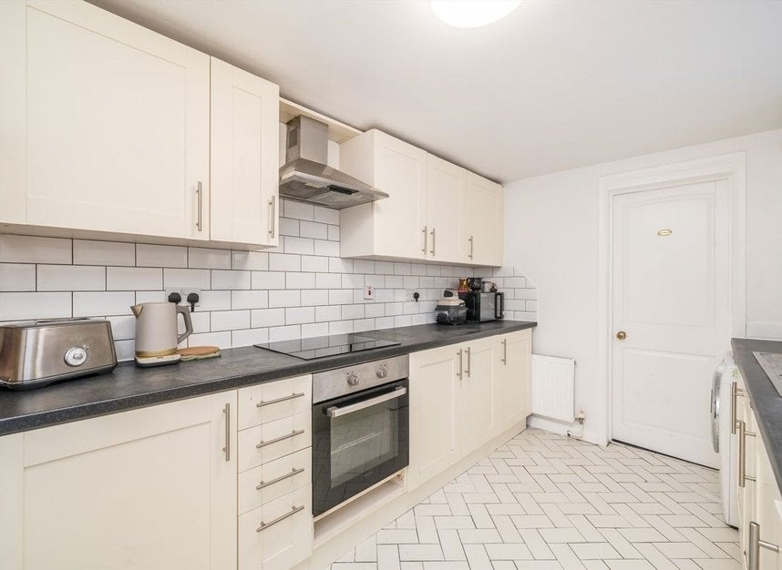 Flat Ada Road in Greater London