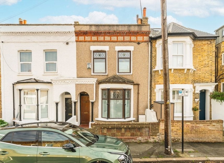 Flat Ada Road in Greater London
