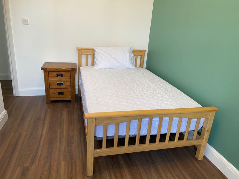 Room Camel Road in Greater London