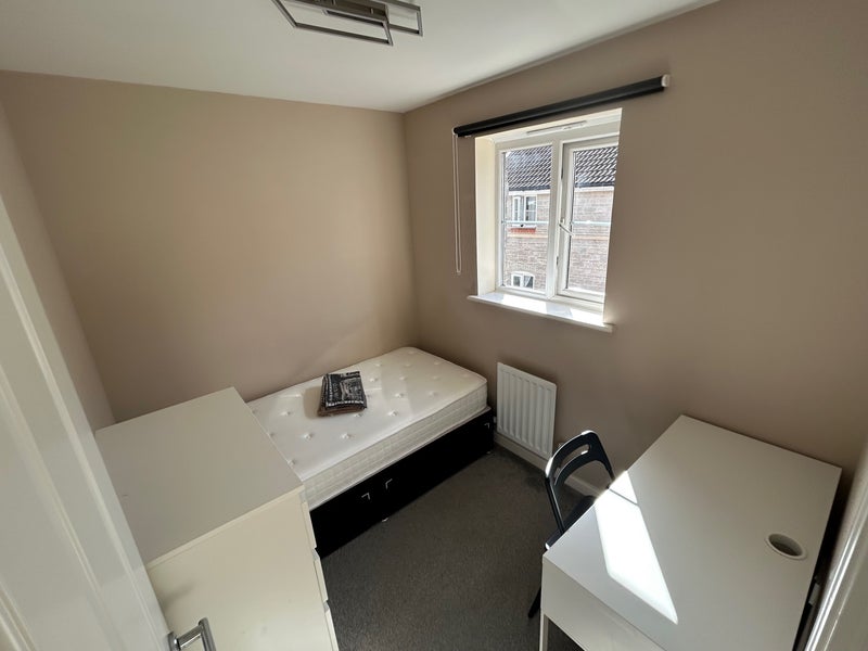 Room Mallard Close in Bristol