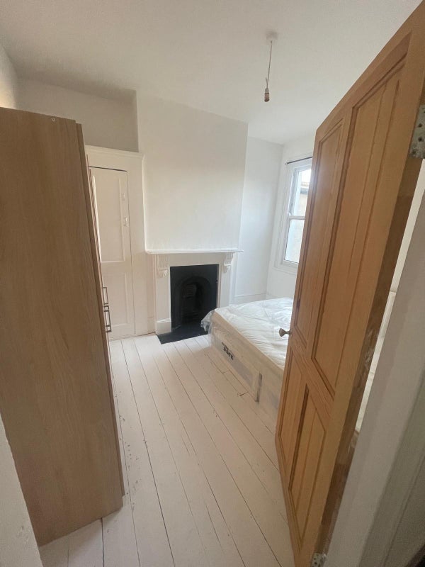 Room Sixth Avenue in Greater London