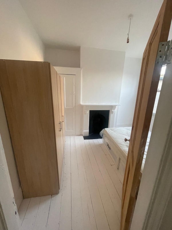 Room Sixth Avenue in Greater London