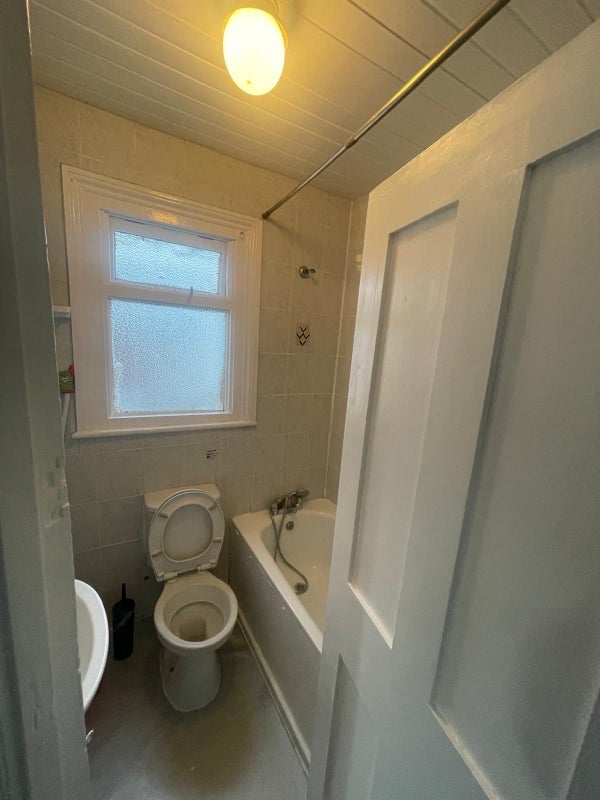Room Sixth Avenue in Greater London