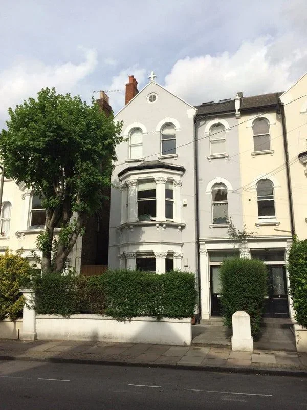 Flat Sisters Avenue in Greater London
