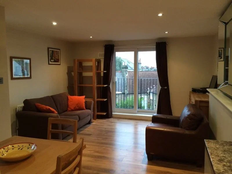 Flat Sisters Avenue in Greater London