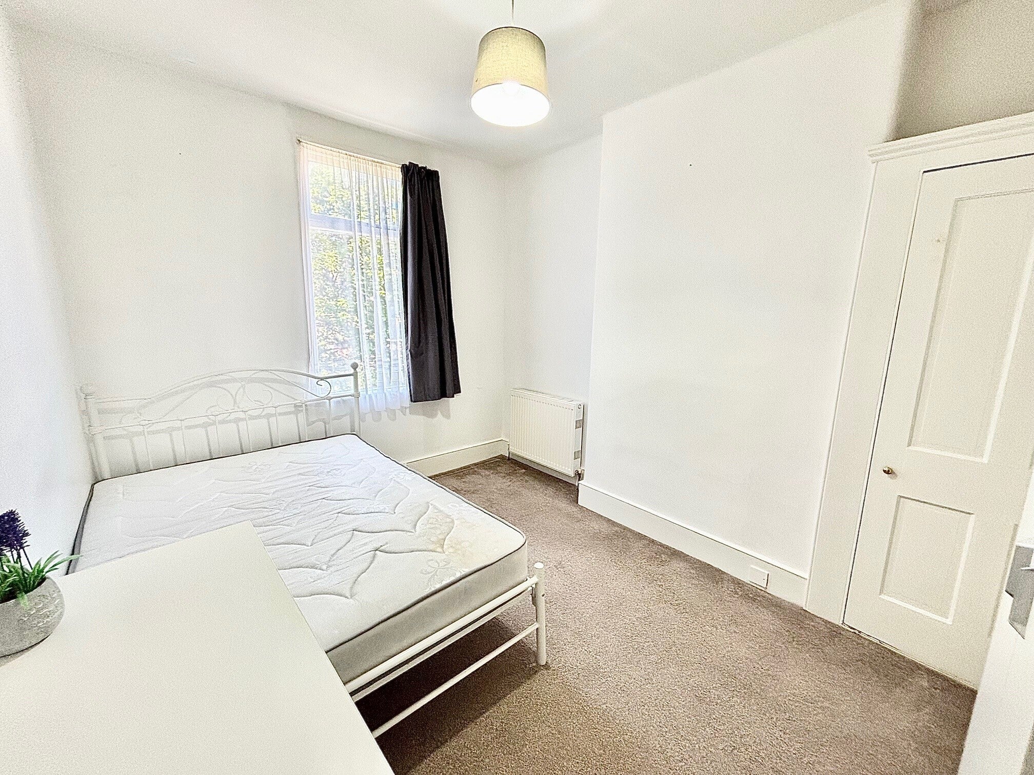 Flat Clements Road in Greater London