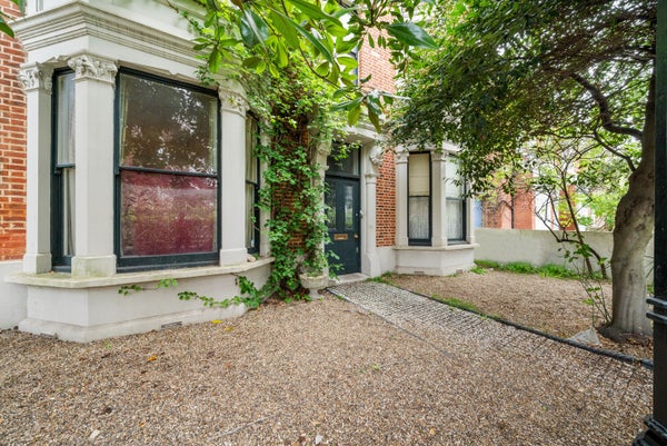Flat Knatchbull Road in London