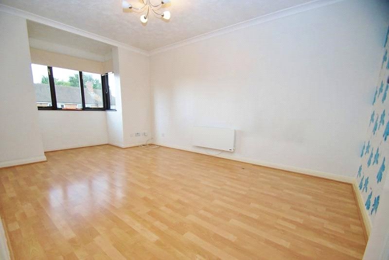 Flat Jutsums Lane in Greater London