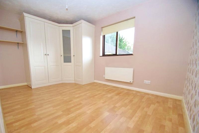 Flat Jutsums Lane in Greater London