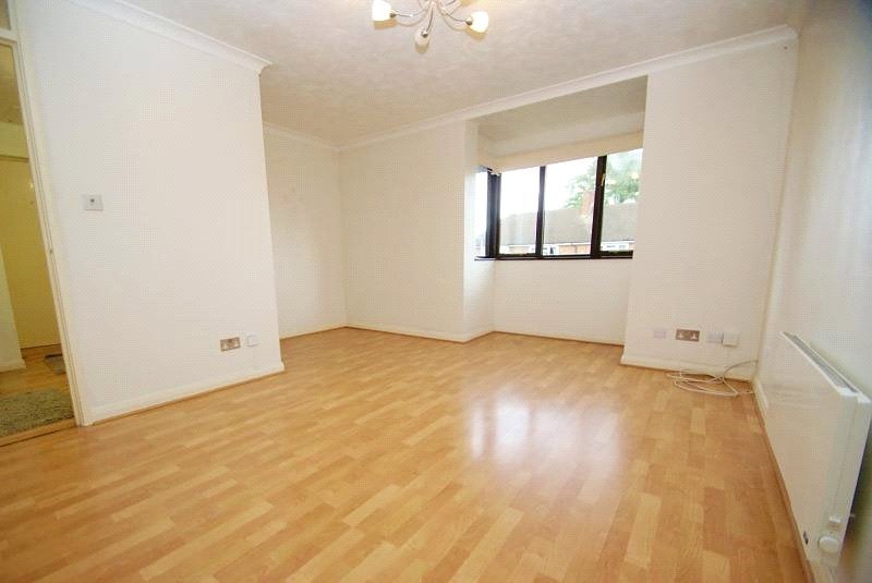 Flat Jutsums Lane in Greater London