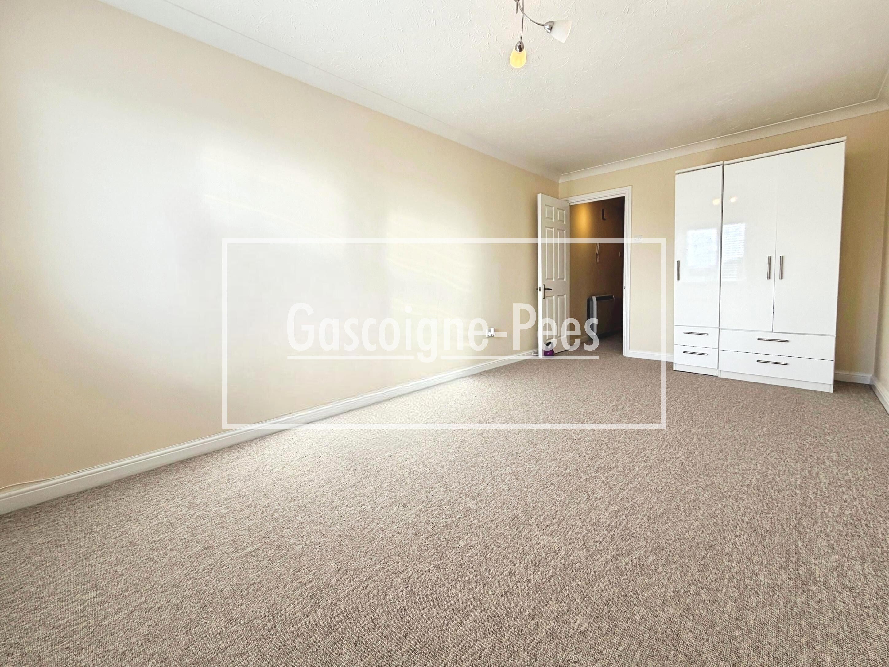 Flat Oakfield Road in Elmbridge