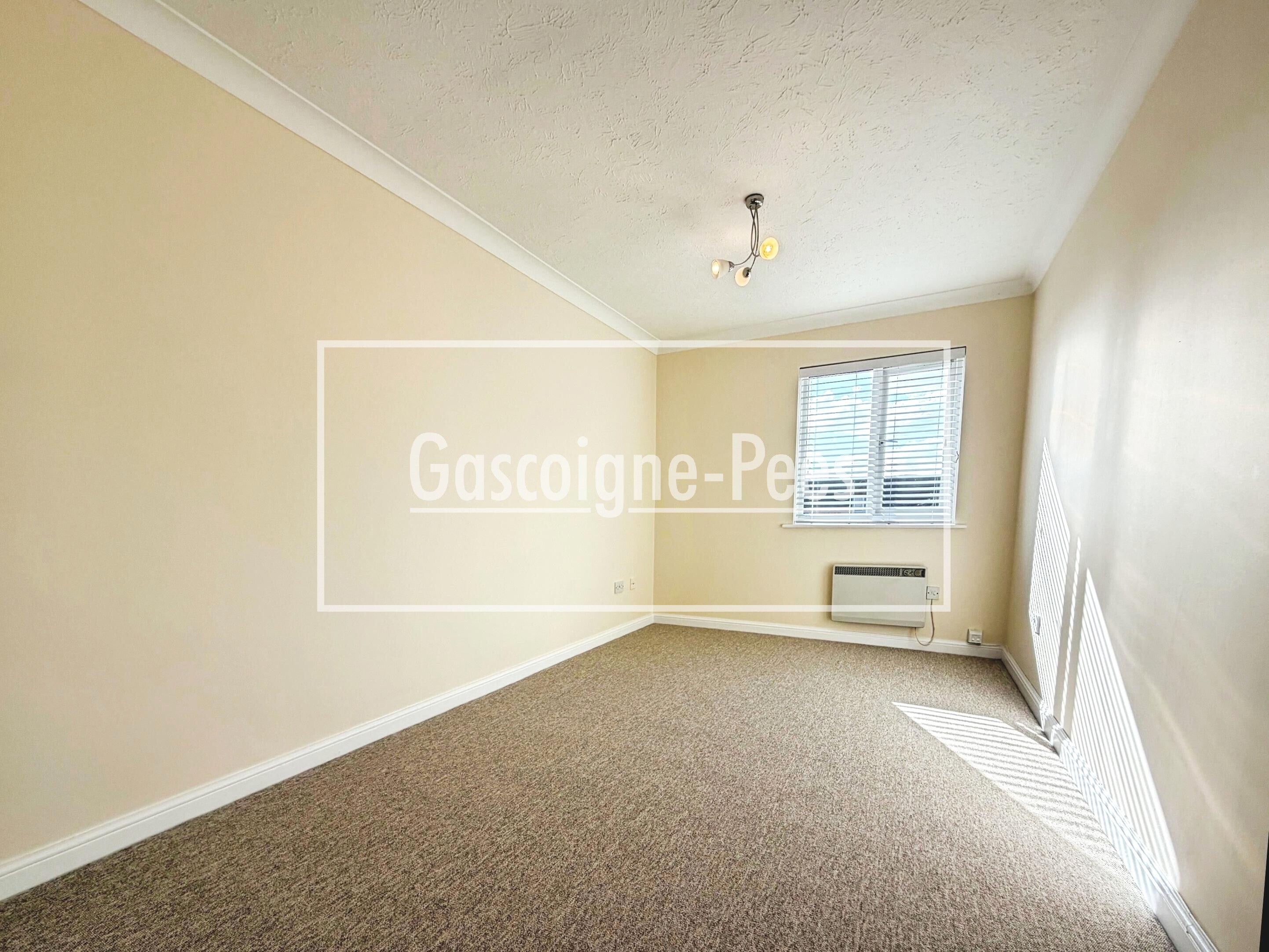 Flat Oakfield Road in Elmbridge