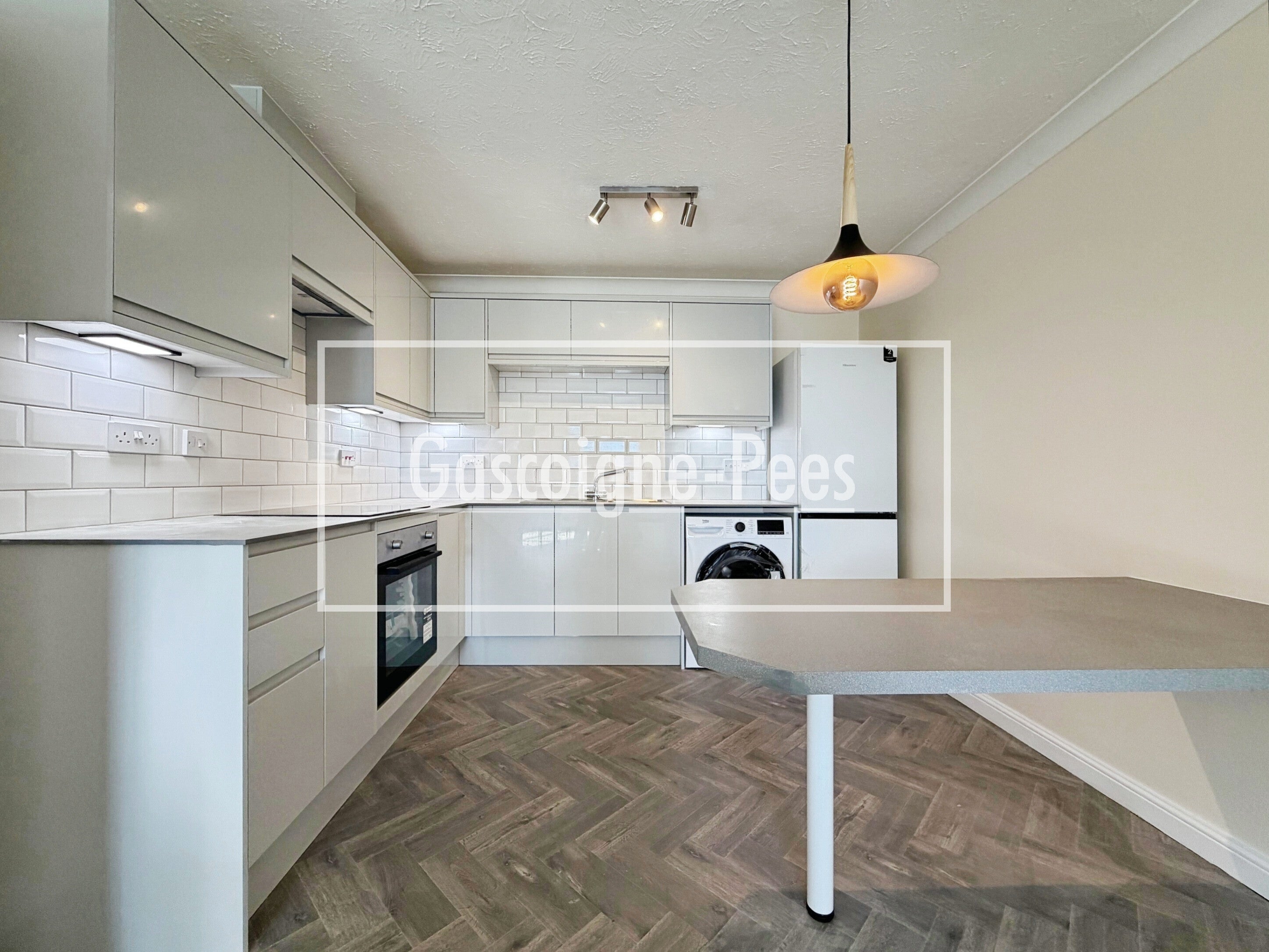 Flat Oakfield Road in Elmbridge