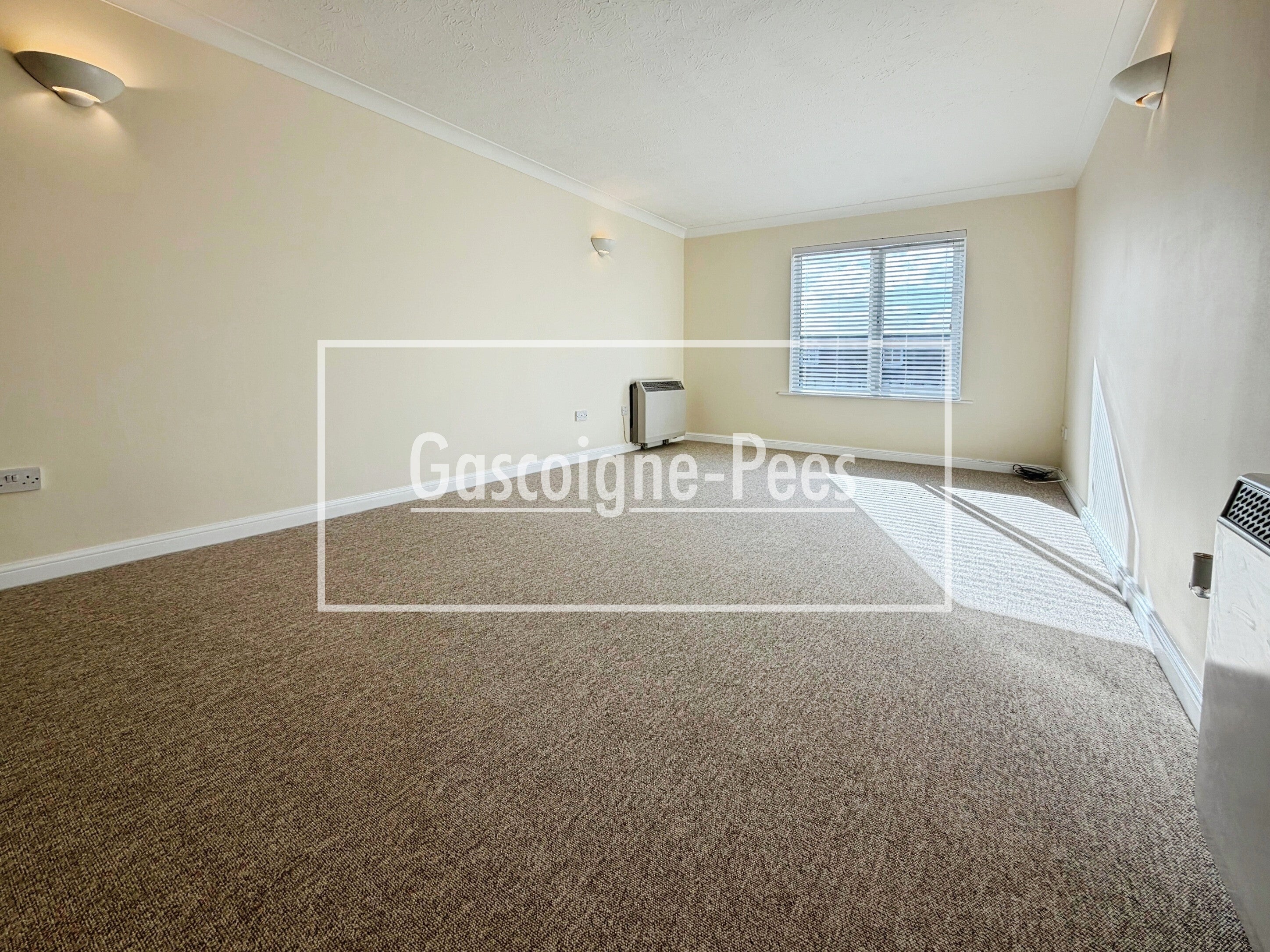 Flat Oakfield Road in Elmbridge