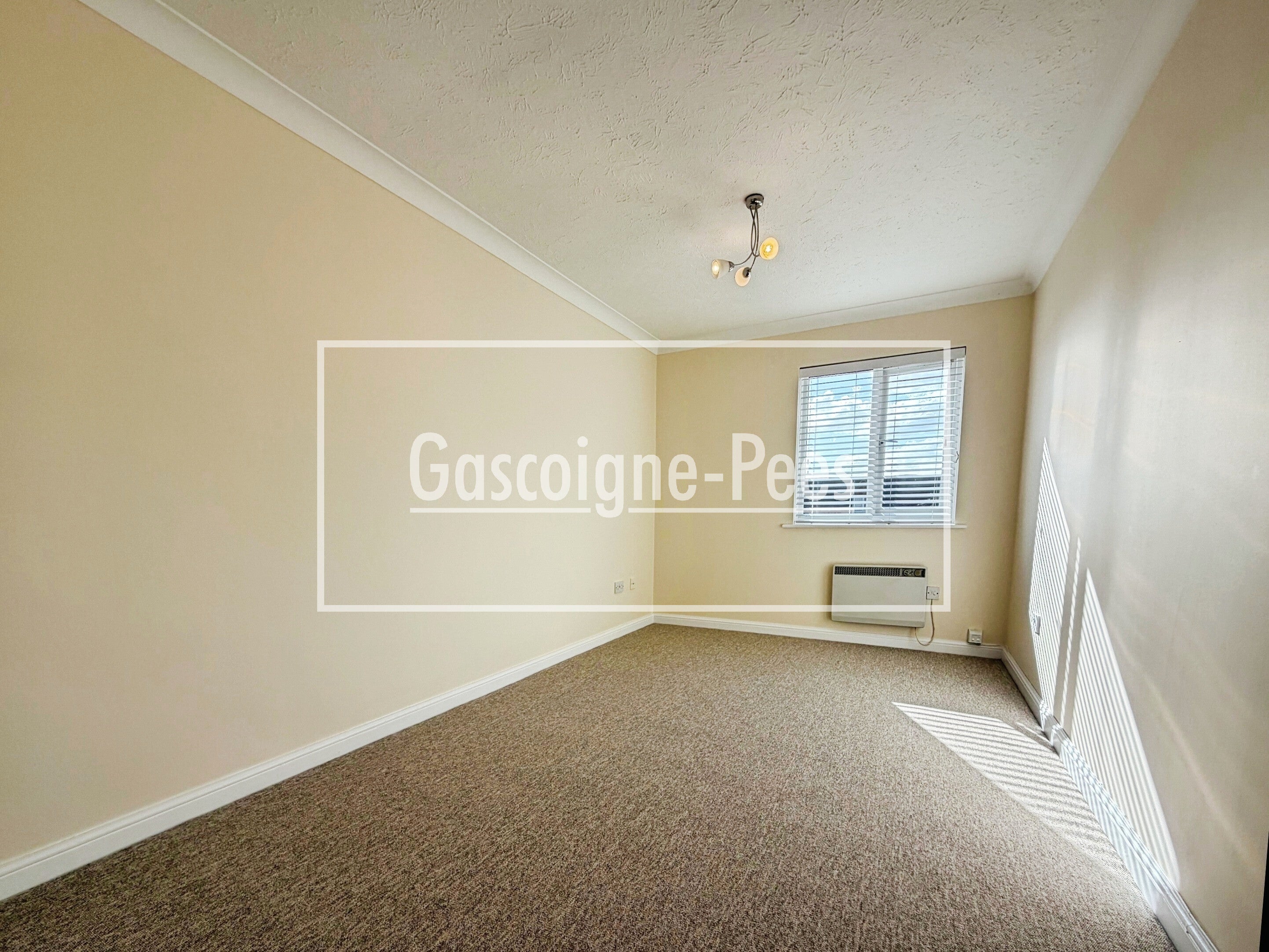 Flat Oakfield Road in Elmbridge