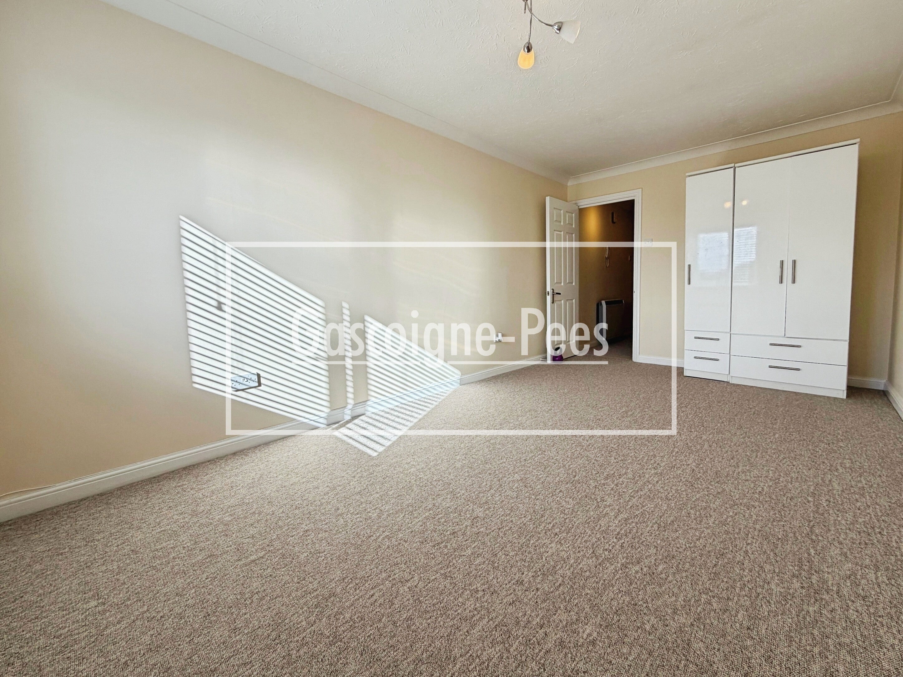 Flat Oakfield Road in Elmbridge
