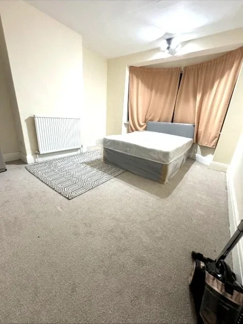 Room Highfield Crescent in Greater London