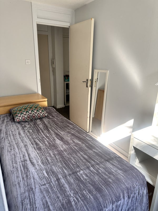 Room St John's Wood Road in City of Westminster
