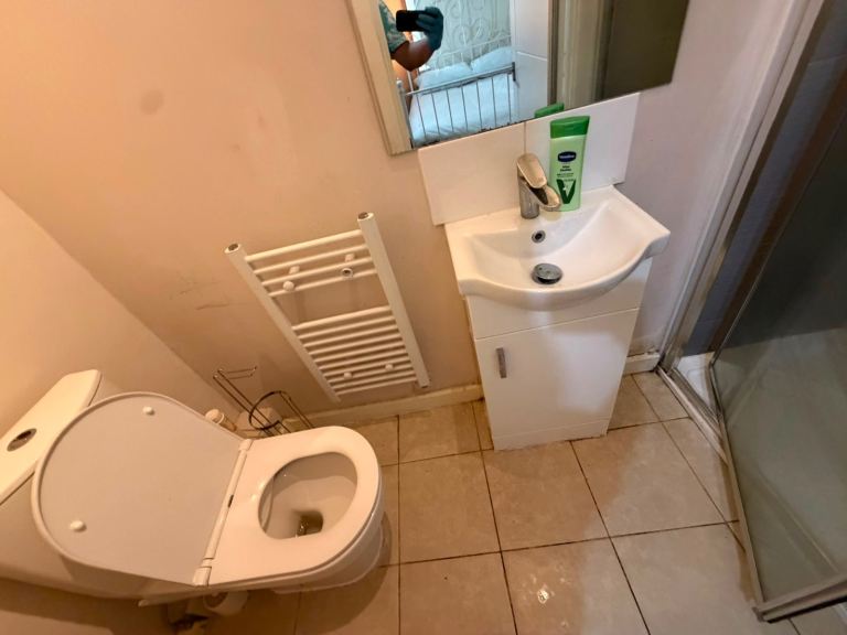 Flat Wellington Gardens in Greater London