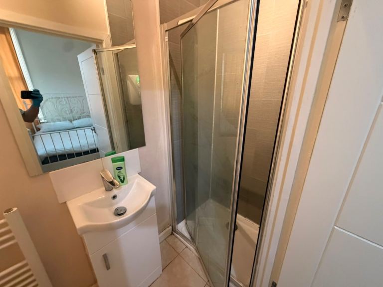 Flat Wellington Gardens in Greater London