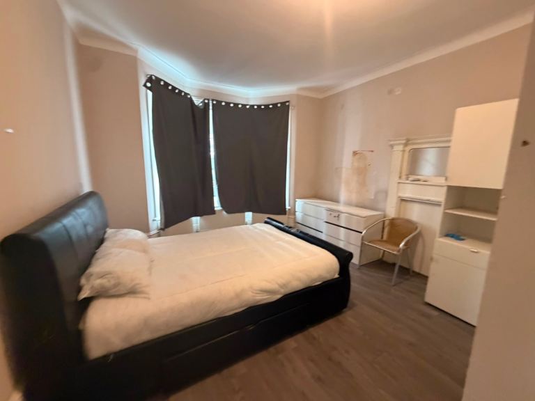 Flat Wellington Gardens in Greater London