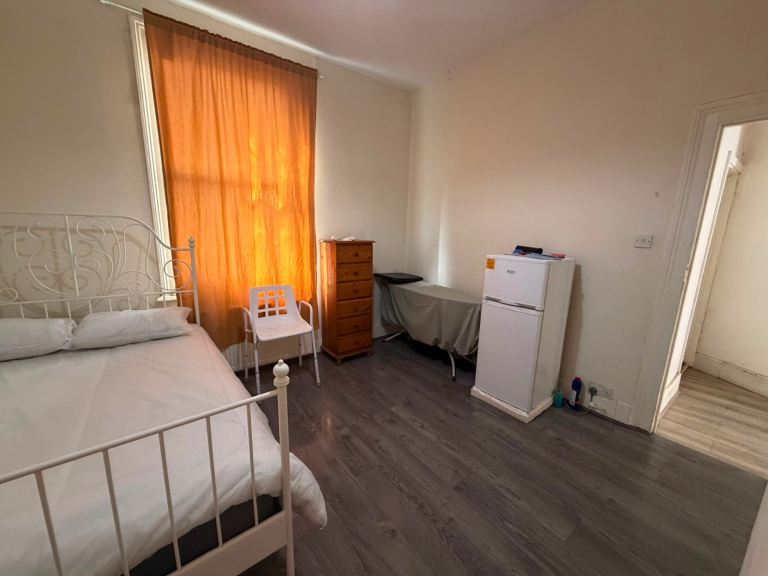 Flat Wellington Gardens in Greater London