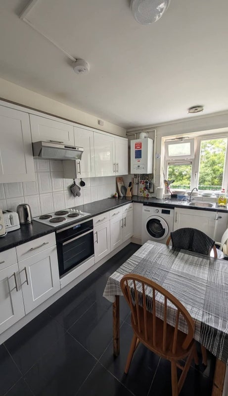 Room Broadhurst Gardens in Greater London