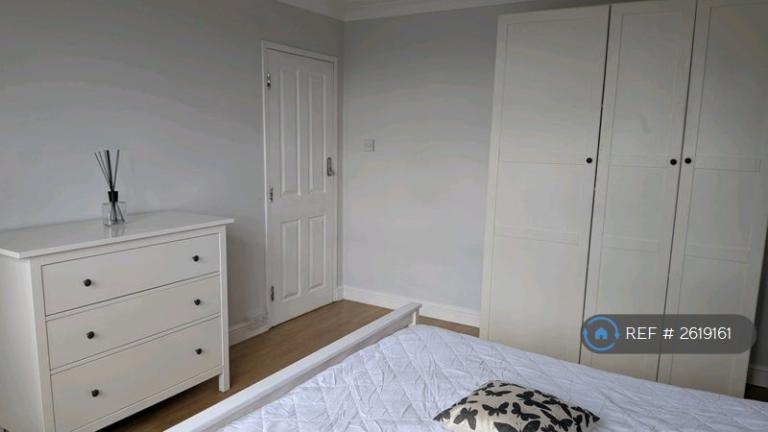 Room Nuthall Road in Nottingham