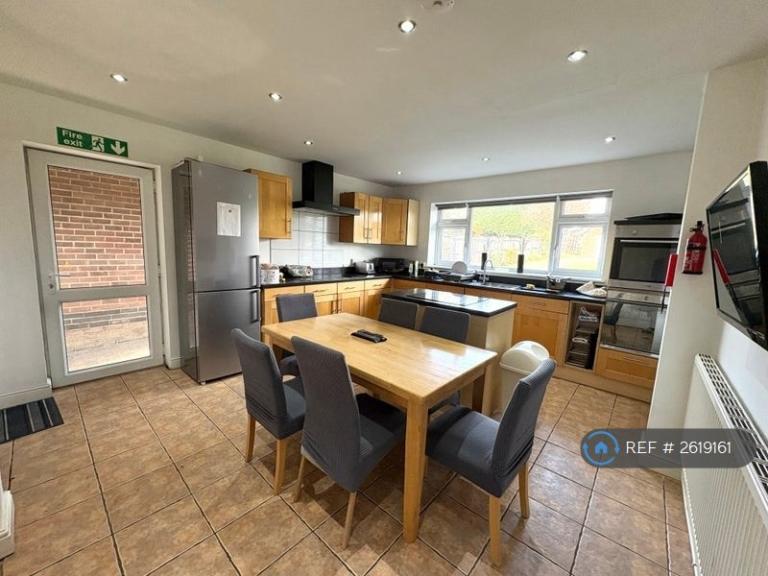 Room Nuthall Road in Nottingham