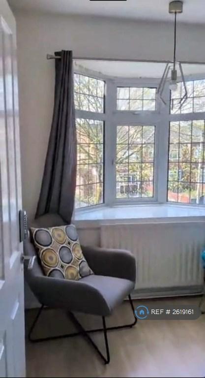 Room Nuthall Road in Nottingham
